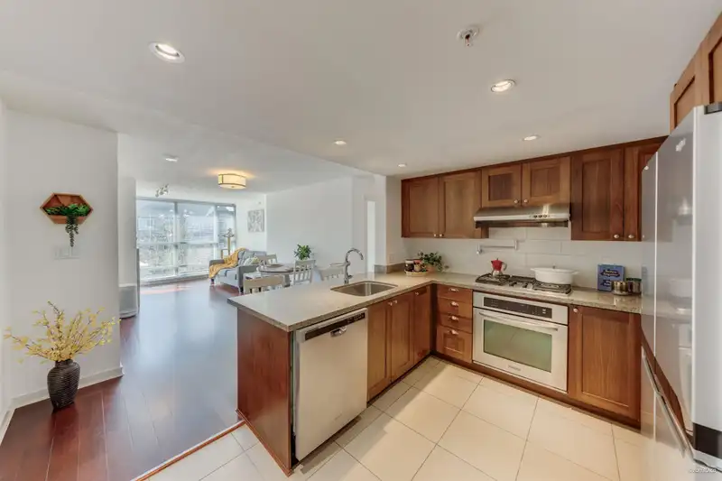 228 9373 HEMLOCK DRIVE - photo 2 of 39