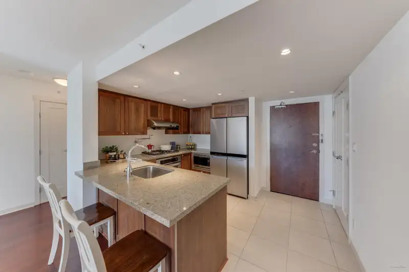 228 9373 HEMLOCK DRIVE - photo 4 of 39