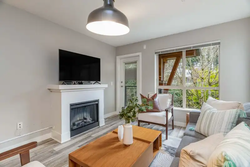 320 1633 MACKAY AVENUE - photo 1 of 28