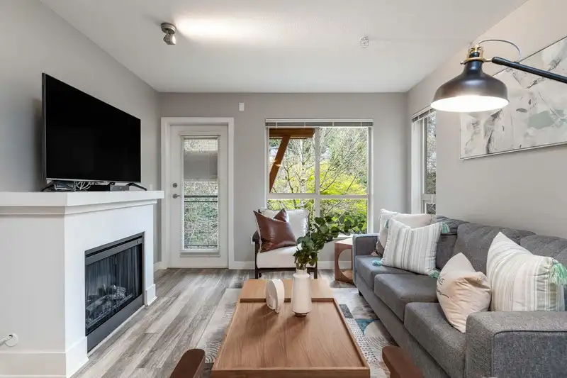 320 1633 MACKAY AVENUE - photo 3 of 28