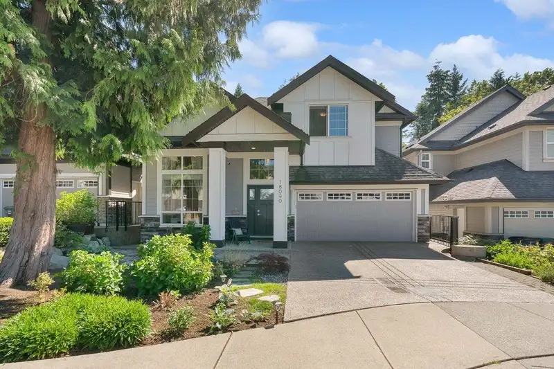 18090 67B AVENUE - photo 2 of 26