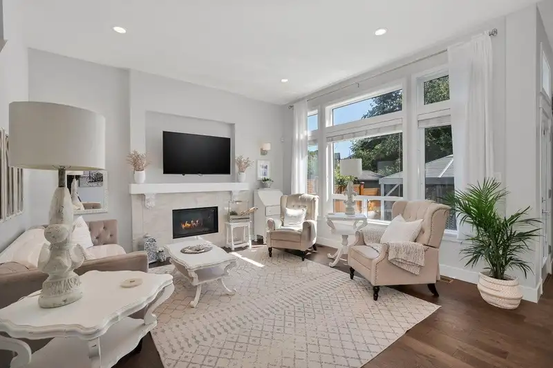 18090 67B AVENUE - photo 4 of 26