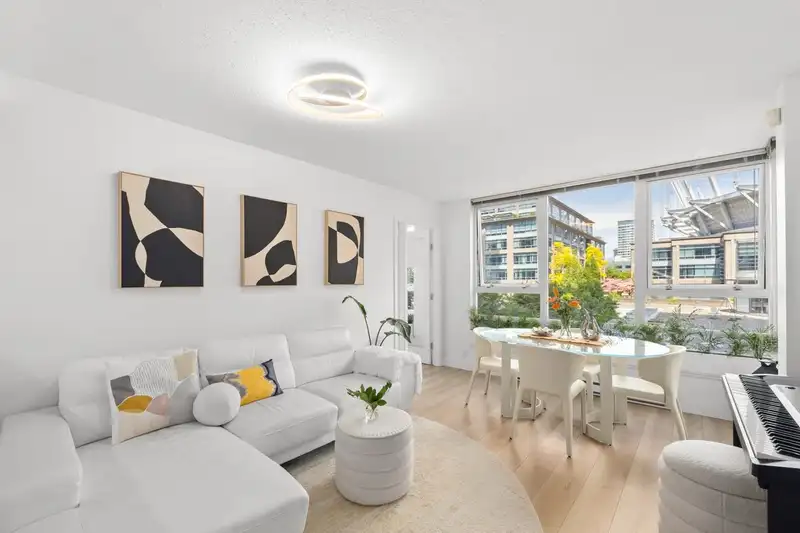 607 939 EXPO BOULEVARD - photo 2 of 25