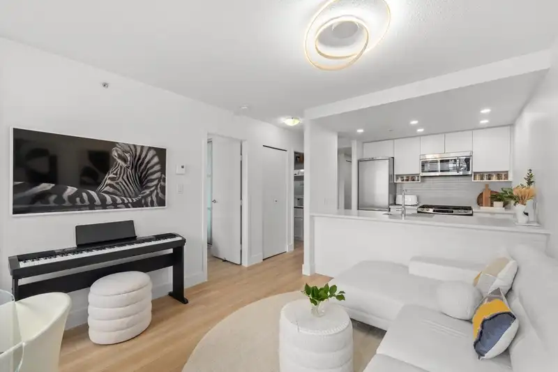 607 939 EXPO BOULEVARD - photo 4 of 25