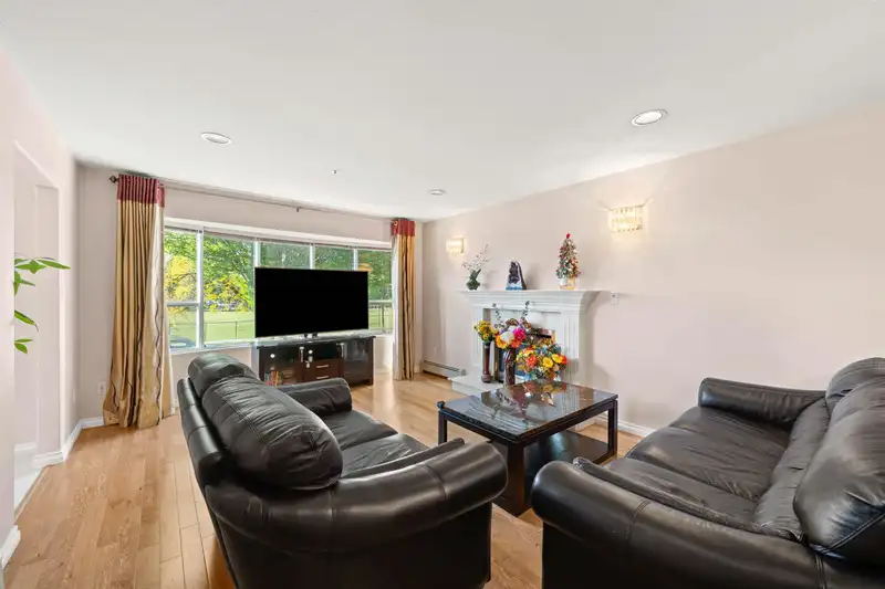 710 E 40TH AVENUE - photo 4 of 28