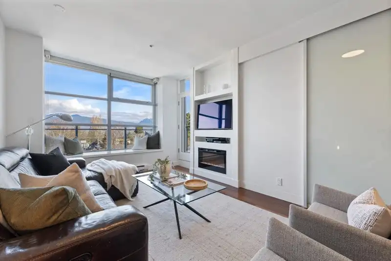 403 4375 W 10TH AVENUE - photo 2 of 23