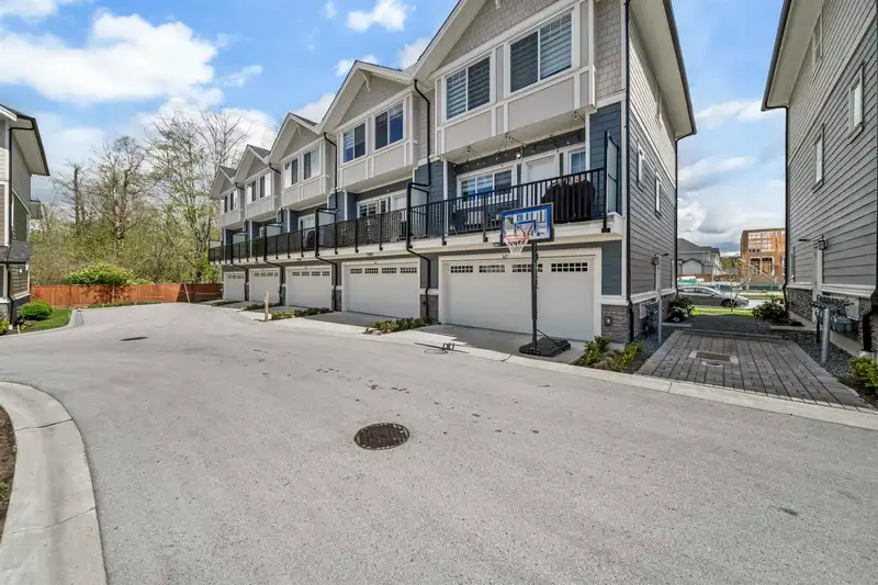 41 19501 74 AVENUE - photo 4 of 34