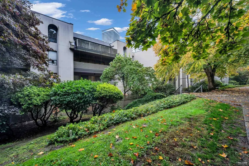 208 1955 WOODWAY PLACE - photo 2 of 18