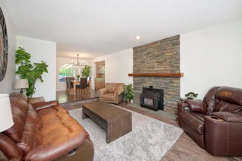 21469 126 AVENUE - photo 2 of 35