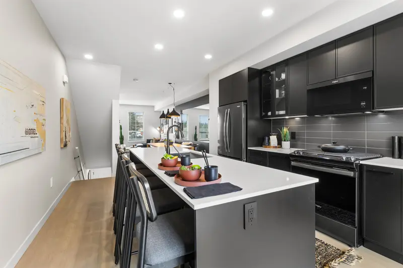 1 2886 MONTROSE AVENUE - photo 2 of 25