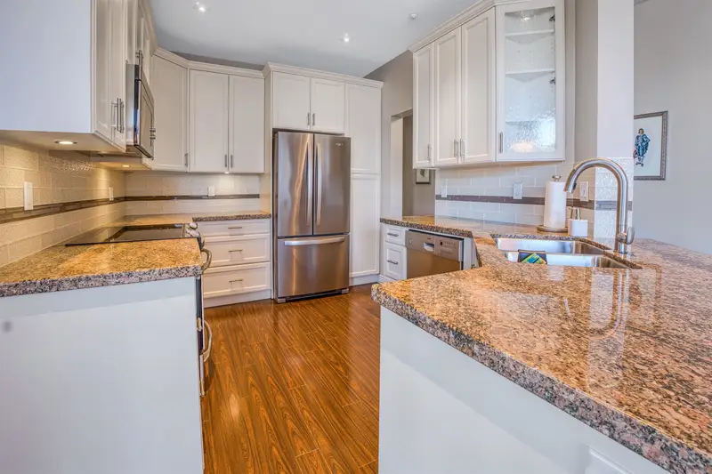 411 15555 16 AVENUE - photo 2 of 25