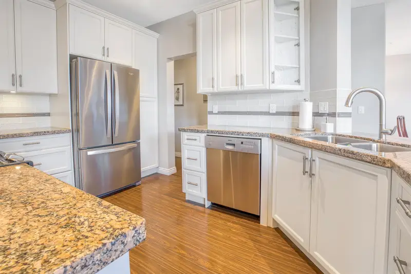 411 15555 16 AVENUE - photo 3 of 25