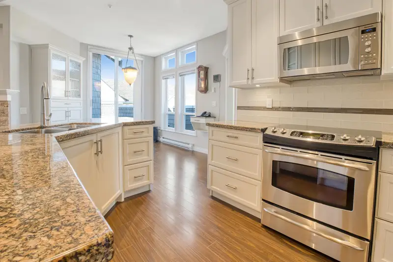 411 15555 16 AVENUE - photo 4 of 25