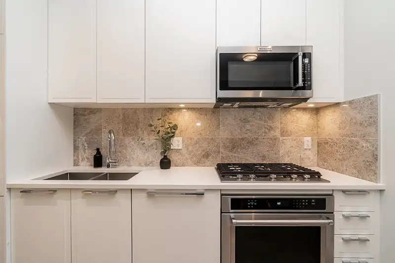 129 5535 ADMIRAL WAY - photo 2 of 40