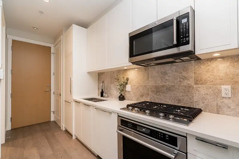 129 5535 ADMIRAL WAY - photo 3 of 40