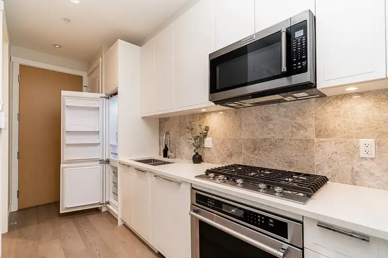 129 5535 ADMIRAL WAY - photo 4 of 40