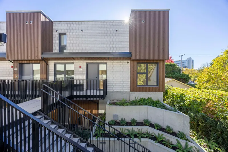 203 778 W 27TH AVENUE - photo 2 of 8