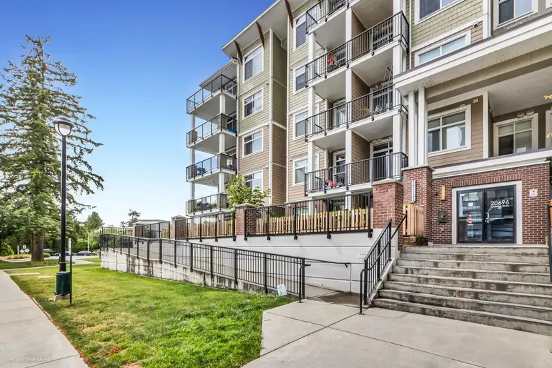 317 20696 EASTLEIGH CRESCENT - photo 1 of 33