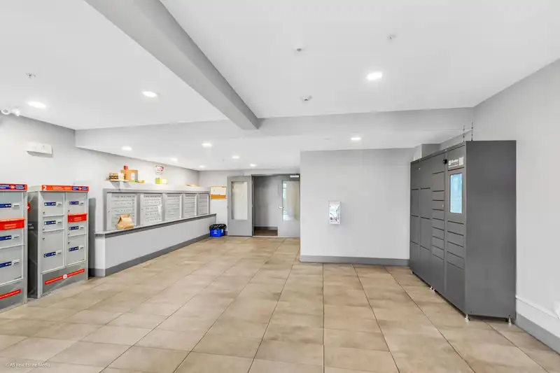 317 20696 EASTLEIGH CRESCENT - photo 3 of 33