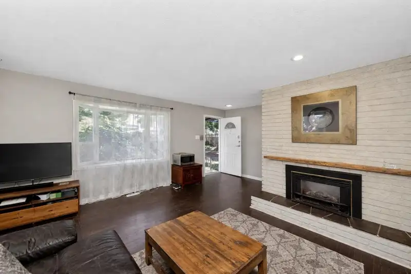 12564 25 AVENUE - photo 4 of 12