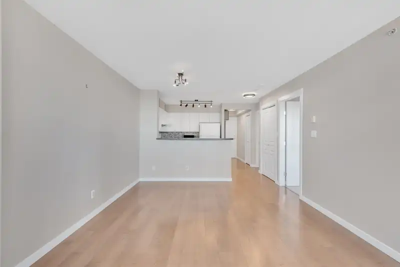 610 3438 VANNESS AVENUE - photo 4 of 27