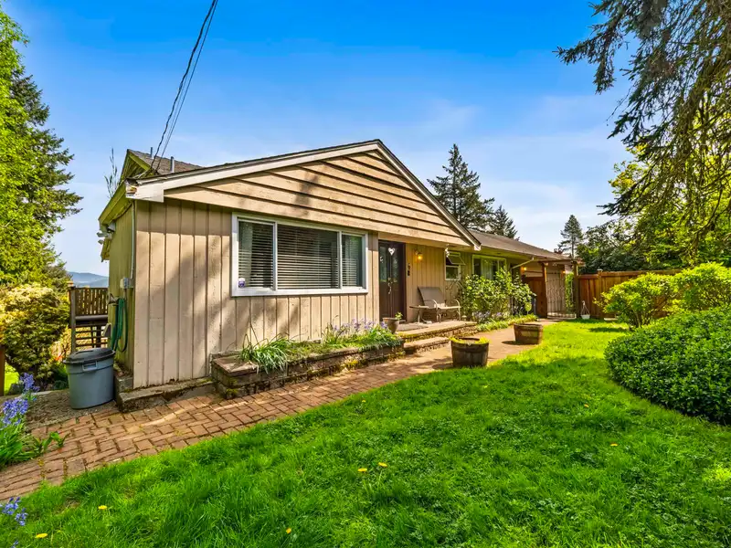 998 FAIRWAY DRIVE - photo 2 of 39