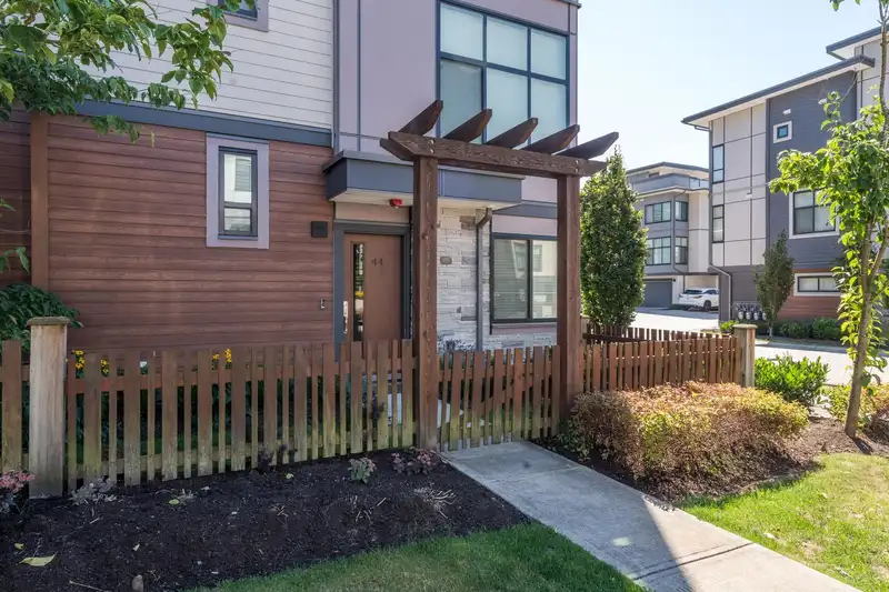 44 20852 78B AVENUE - photo 3 of 38