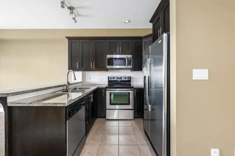 10 8418 163 STREET - photo 4 of 23