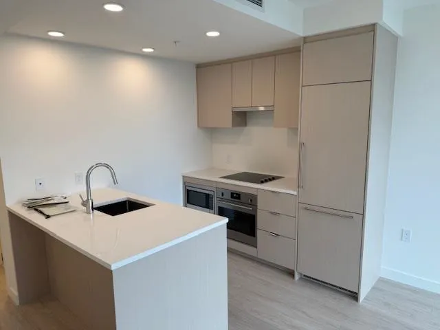703 13675 107A AVENUE - photo 1 of 5