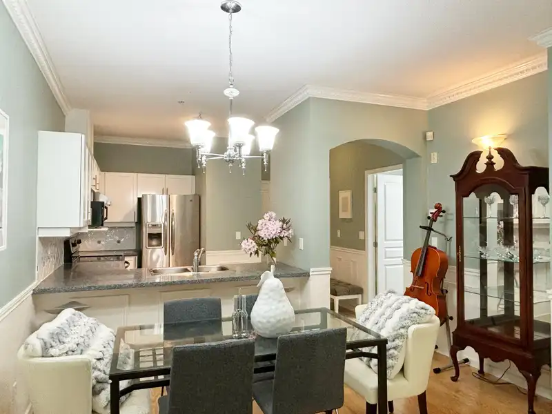 105 5605 HAMPTON PLACE - photo 2 of 13
