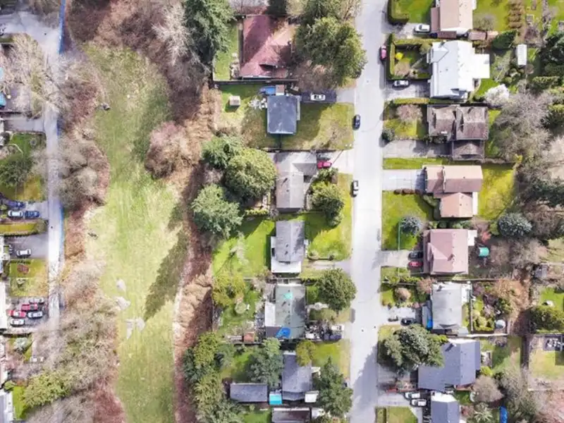10464 154A STREET - photo 4 of 9