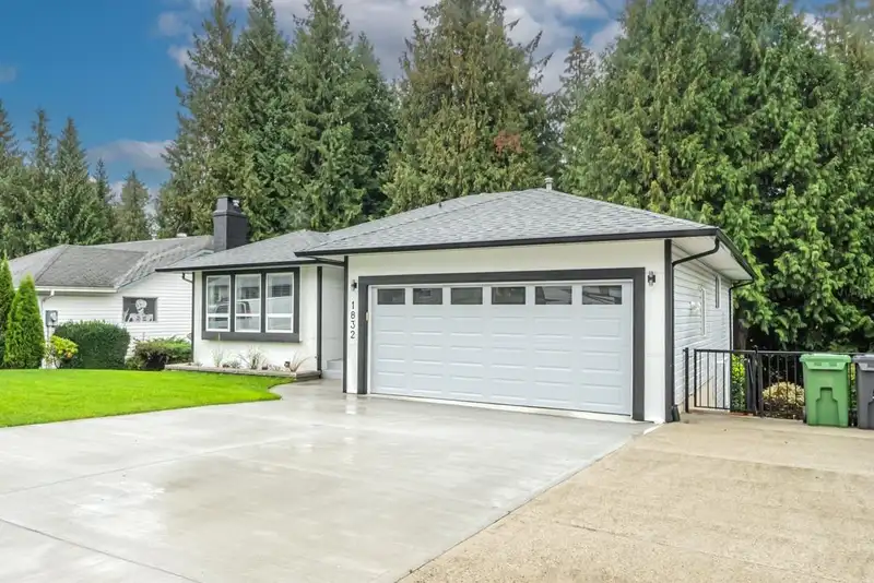 1832 DAHL CRESCENT - photo 1 of 40