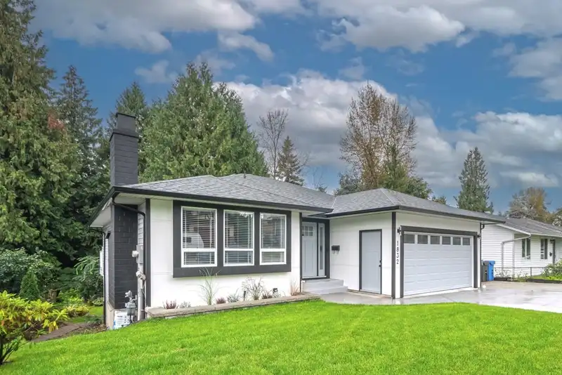 1832 DAHL CRESCENT - photo 2 of 40