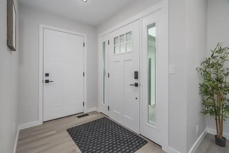 1832 DAHL CRESCENT - photo 3 of 40