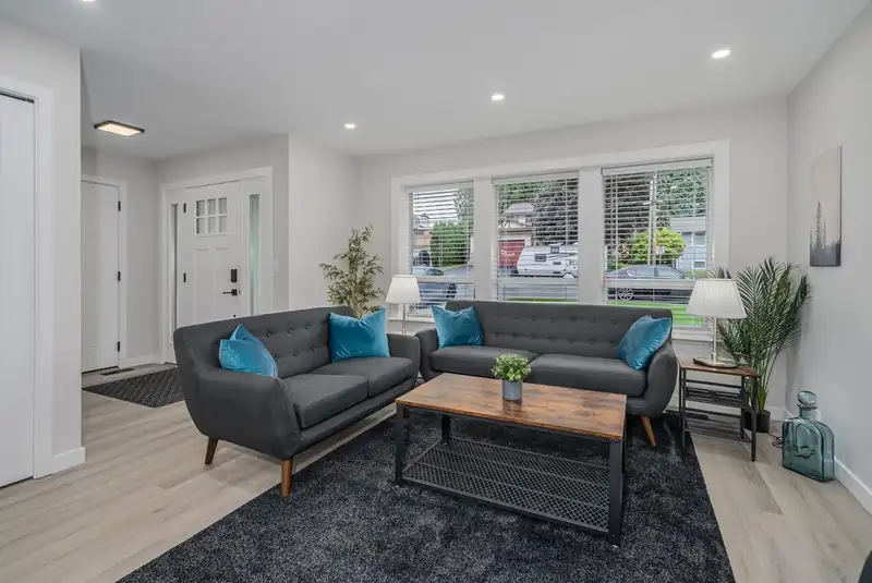 1832 DAHL CRESCENT - photo 4 of 40