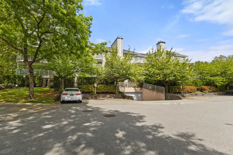 405 13680 84 AVENUE - photo 1 of 19