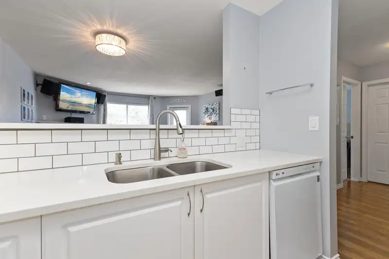 405 13680 84 AVENUE - photo 4 of 19