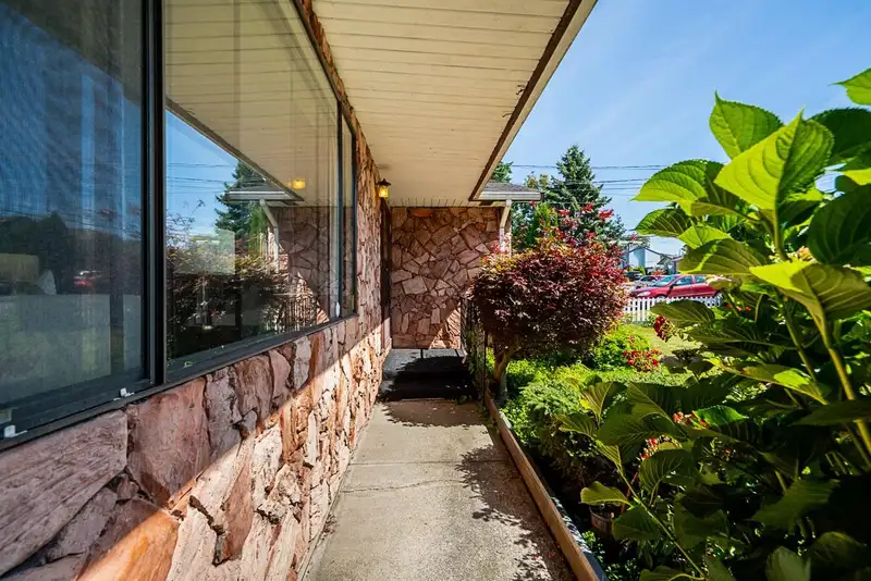 11365 86 AVENUE - photo 3 of 35