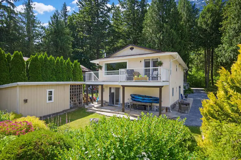 120 ROBERTSON CRESCENT - photo 3 of 38