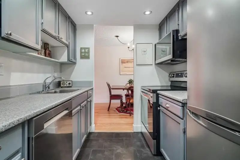 205 2336 WALL STREET - photo 2 of 35