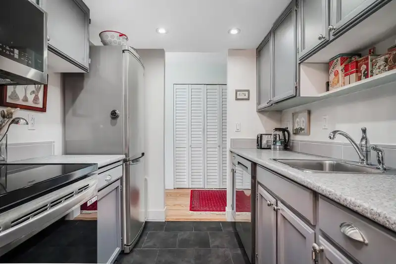205 2336 WALL STREET - photo 3 of 35
