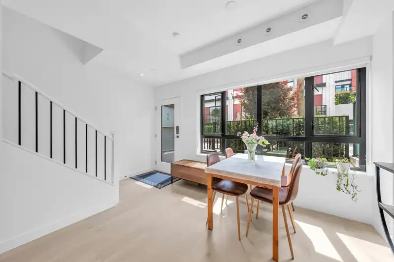 23 526 W 28TH AVENUE - photo 4 of 39