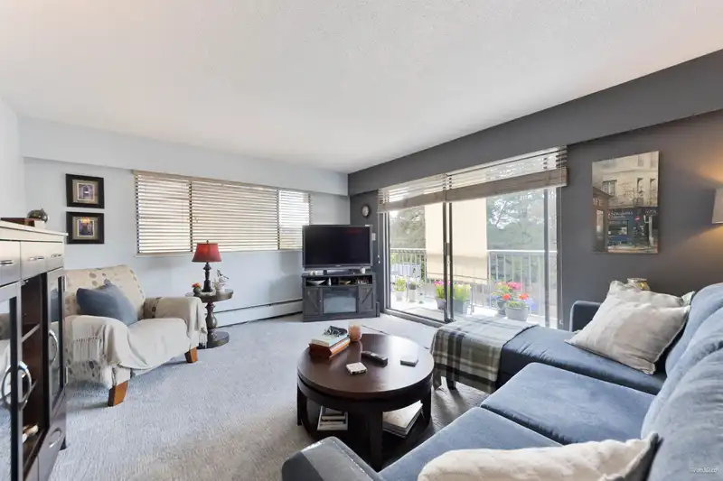 205 330 W 2ND STREET - photo 1 of 21