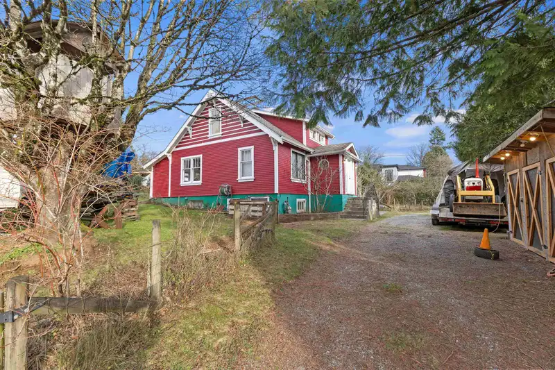 32789 4 AVENUE - photo 3 of 40