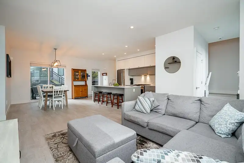 61 16685 25TH AVENUE - photo 1 of 40