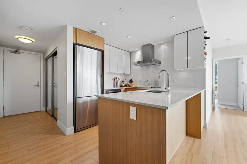 907 159 W 2ND AVENUE - photo 1 of 38