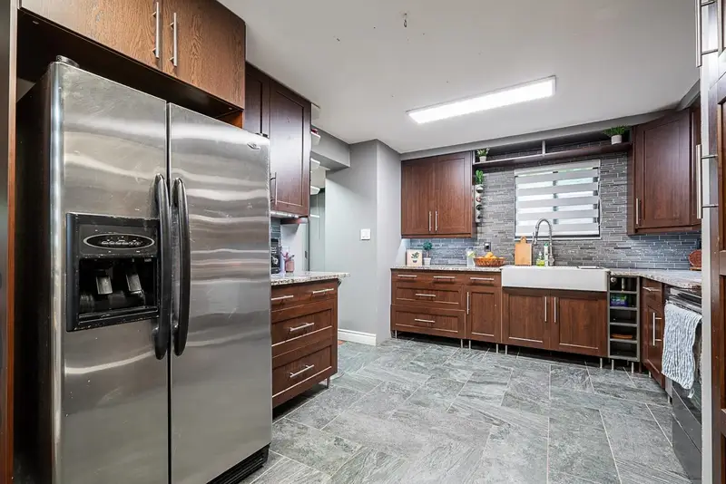 71 8555 KING GEORGE BOULEVARD - photo 2 of 25