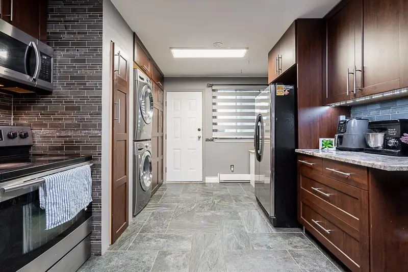 71 8555 KING GEORGE BOULEVARD - photo 3 of 25