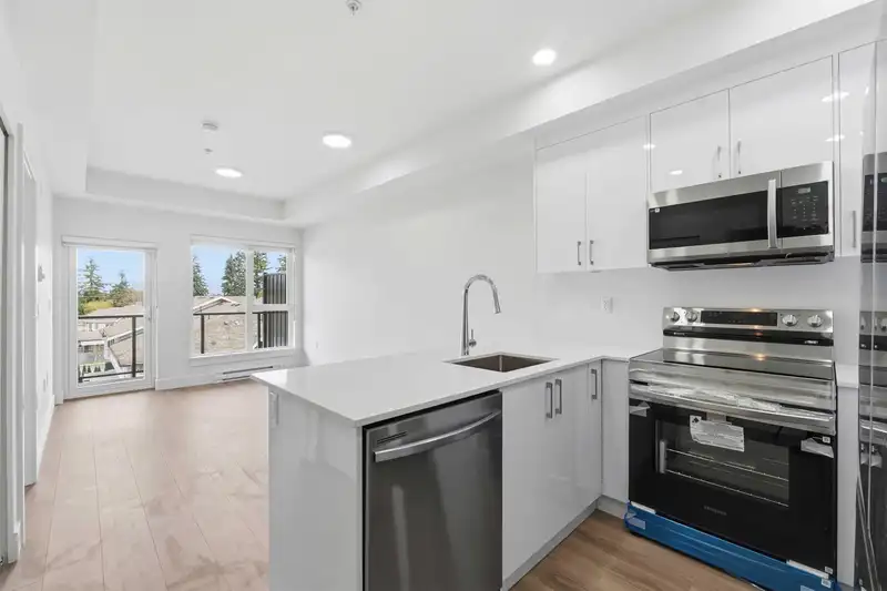 414 15739 FRASER HIGHWAY - photo 2 of 8