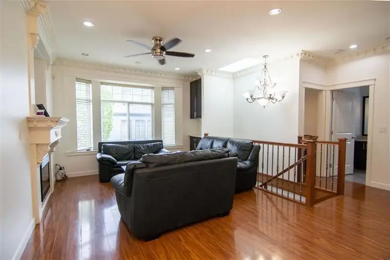 728 E 49TH AVENUE - photo 3 of 14